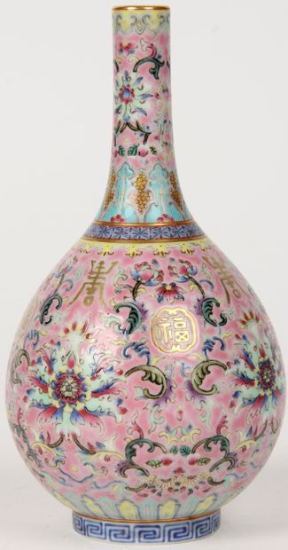 CHINA, 20th CENTURY
Small bottle vase in...