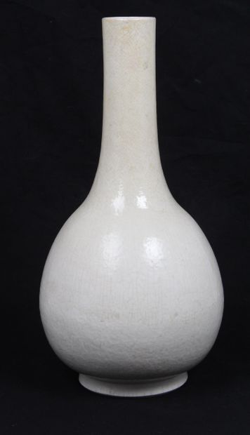 CHINA OR KOREA, 19th CENTURY
Porcelain bottle...