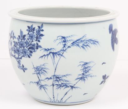 CHINA, 20th CENTURY
Small blue-white porcelain...