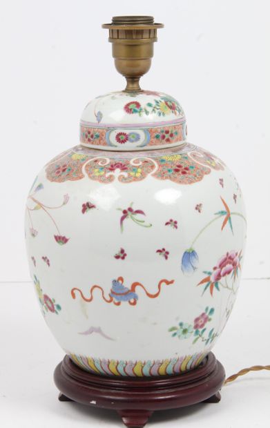 CHINA, CIRCA 1900
Tea or ginger pot, in porcelain...
