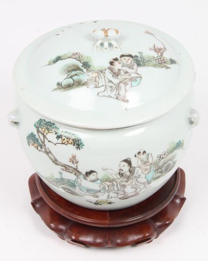 CHINA, EARLY 20th CENTURY
Porcelain covered...