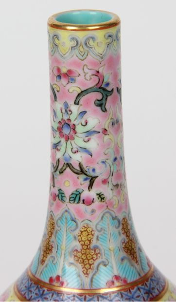 CHINA, 20th CENTURY
Small bottle vase in...