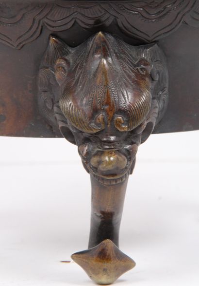 JAPAN, TAISHO PERIOD, EARLY 20th CENTURY
Tripod...