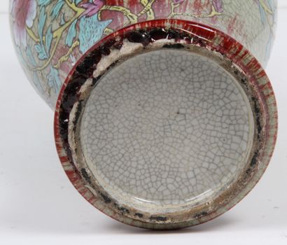 CHINA, EARLY 20th CENTURY
Stoneware straight-necked...