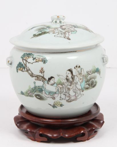 CHINA, EARLY 20th CENTURY
Porcelain covered...