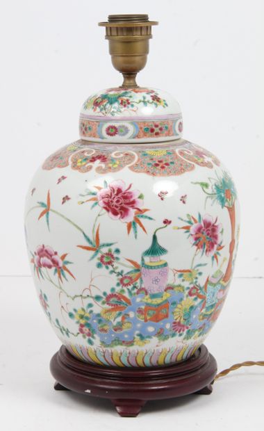 CHINA, CIRCA 1900
Tea or ginger pot, in porcelain...