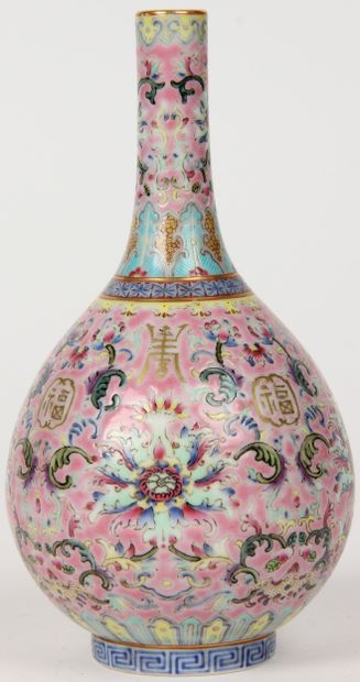 CHINA, 20th CENTURY
Small bottle vase in...