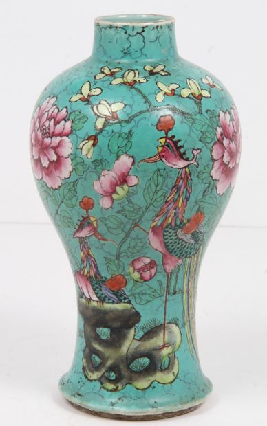 CHINA, CIRCA 1900
Porcelain vase decorated...