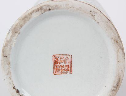CHINA, 20th CENTURY
Small bottle vase in...
