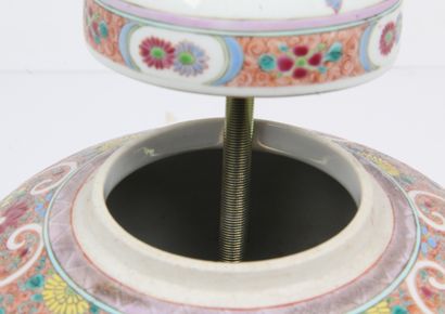 CHINA, CIRCA 1900
Tea or ginger pot, in porcelain...
