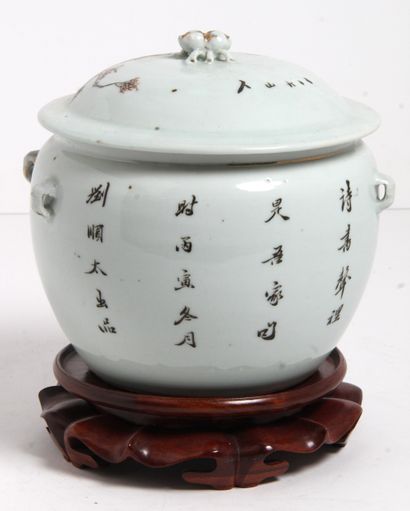 CHINA, EARLY 20th CENTURY
Porcelain covered...