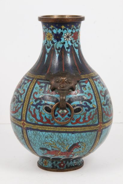 CHINA, 19th CENTURY
Hu-shaped vase, in copper...