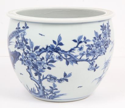 CHINA, 20th CENTURY
Small blue-white porcelain...