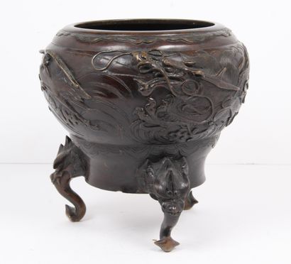 JAPAN, TAISHO PERIOD, EARLY 20th CENTURY
Tripod...