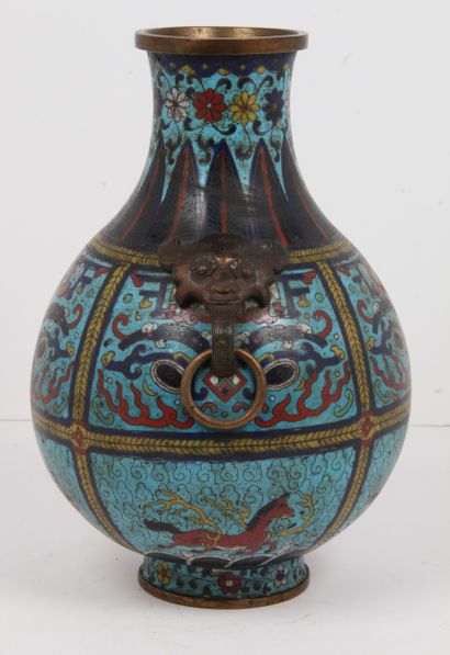 CHINA, 19th CENTURY
Hu-shaped vase, in copper...