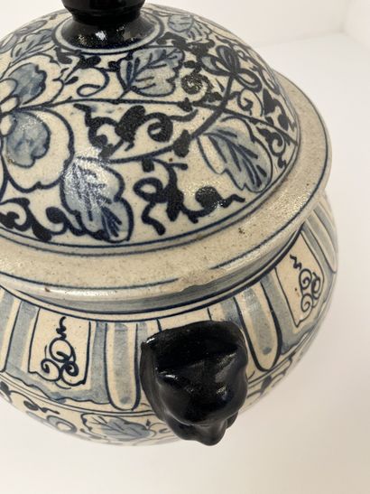 VIETNAM, 20th CENTURY
Covered stoneware jar...
