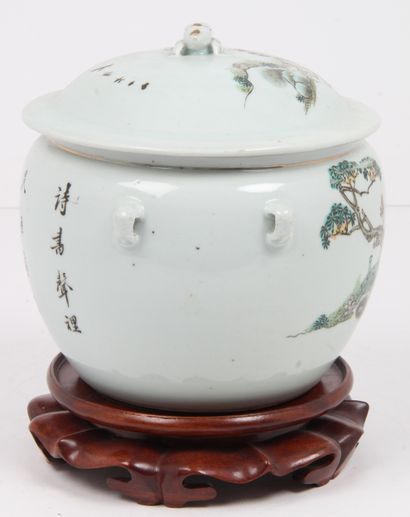 CHINA, EARLY 20th CENTURY
Porcelain covered...