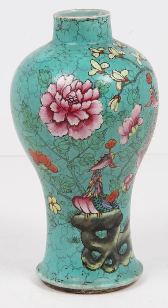 CHINA, CIRCA 1900
Porcelain vase decorated...