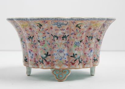 CHINA, 20th CENTURY
Pair of falangcai porcelain...
