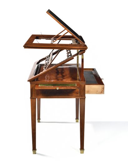 Architect's table in mahogany,
opening to...