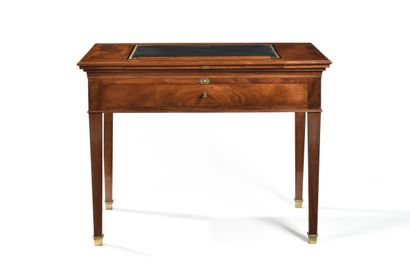 Architect's table in mahogany,
opening to...