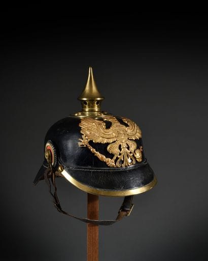 Casque à pointe
modèle 1895 prussien. 
Bombe...