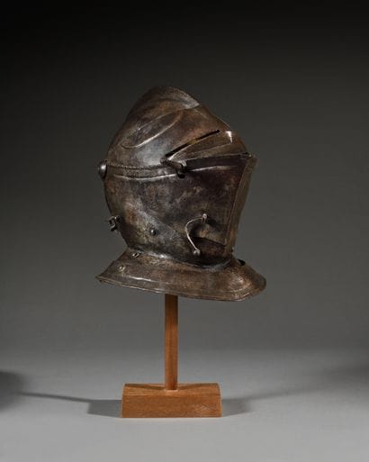 Armet en fer forgé.
Bombe à crête à visière...