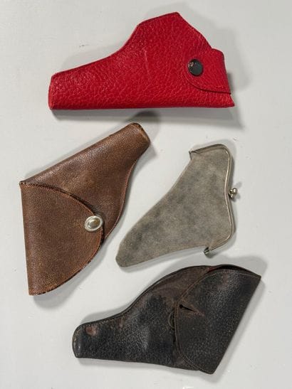 Lot de quatre étuis anciens pour petits revolvers...