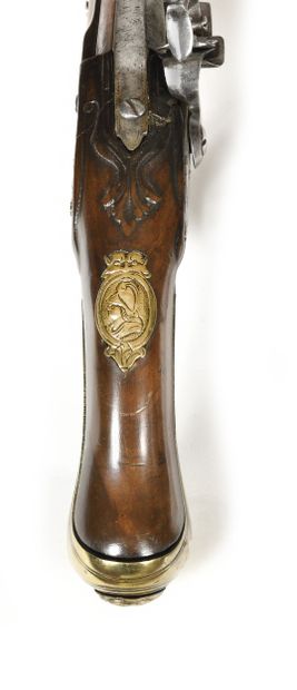 Pistolet d’arçon à silex.
Canon rond à bande...