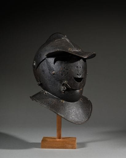 Armet savoyard
en fer forgé noirci.
Bombe...
