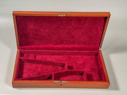 Coffret pour pistolet, en noyer, gainé de...