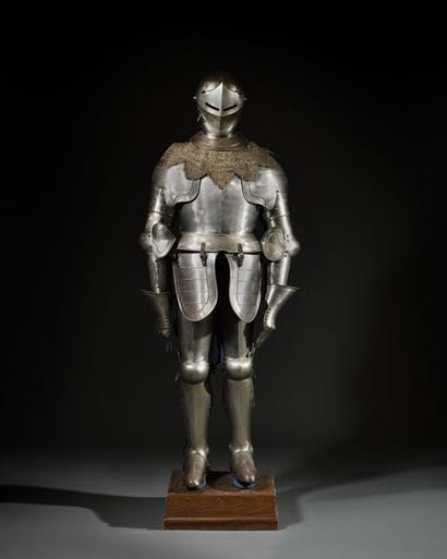 Armure en pied de style.
Armet sans crête...