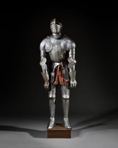 Armure de style
XVIe siècle sur pied.
Armet...