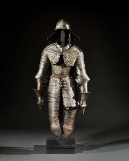 Armure de cavalier XVIe siècle.
Casque. Bombe...