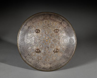Ensemble indo-persan :
-Casque dit Kula Khurd.
Bombe...