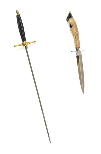 Deux dagues :
-Dague de chasse.
Poignée en...