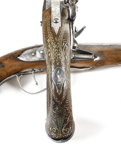 Pistolet à silex oriental.
Canon rond, à...