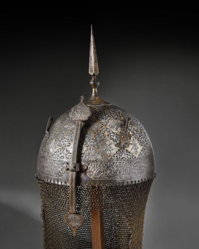 Ensemble indo-persan :
-Casque dit Kula Khurd.
Bombe...