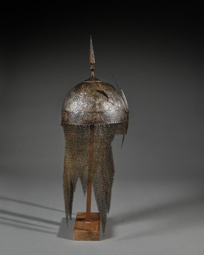 Ensemble indo-persan :
-Casque dit Kula Khurd.
Bombe...