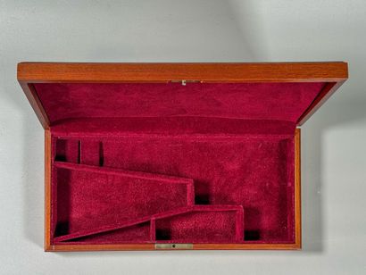 Coffret pour pistolet, en noyer, gainé de...