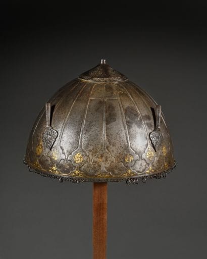 Casque indo-persan en fer forgé.
Bombe à...