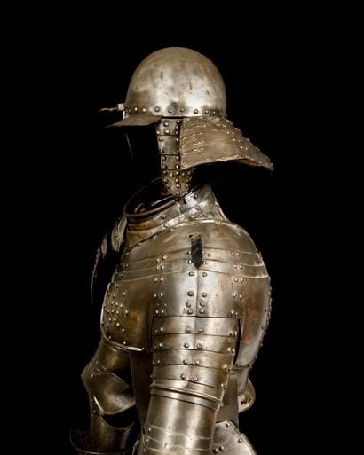 Armure de cavalier XVIe siècle.
Casque. Bombe...
