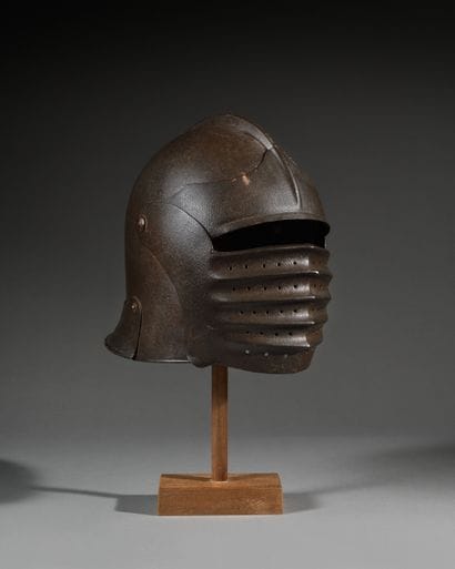 Armet de style XVIe siècle.
Bombe en fer...