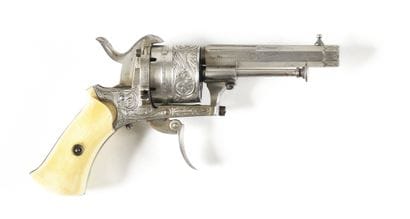 Revolver à broche, six coups, calibre 7 mm.
Canon...
