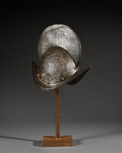 Morion à très haute crête, gravé.
Bombe en...