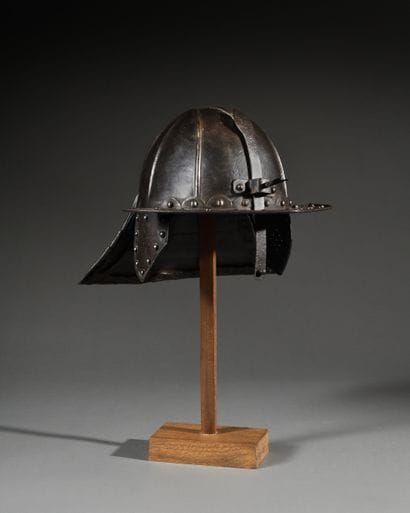 Capeline de cavalier allemand,
à oreilles...