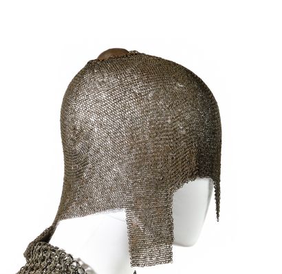 Ensemble :
-Protection de tête en camail...