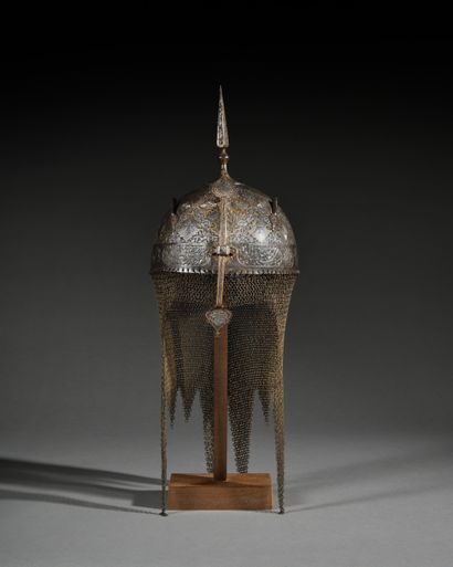 Ensemble indo-persan :
-Casque dit Kula Khurd.
Bombe...