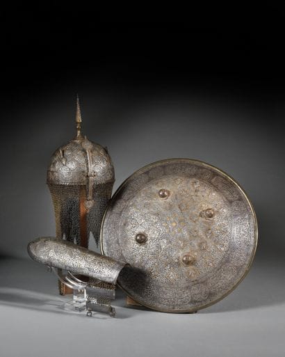 Ensemble indo-persan :
-Casque dit Kula Khurd.
Bombe...