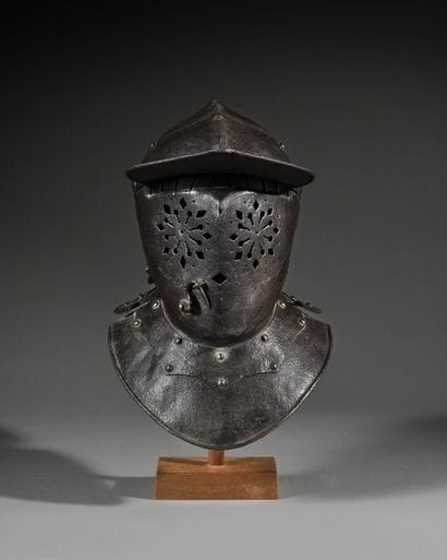 Armet en fer forgé.
Bombe à petite crête.
Visière....